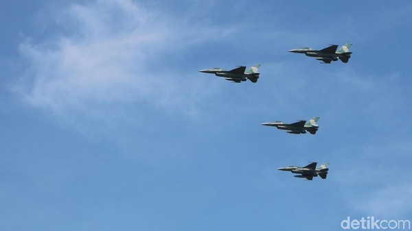 TNI AU Terbangkan 4 Jet Tempur F-16 ke Natuna TNI AU Terbangkan 4 Jet Tempur F-16 ke Natuna