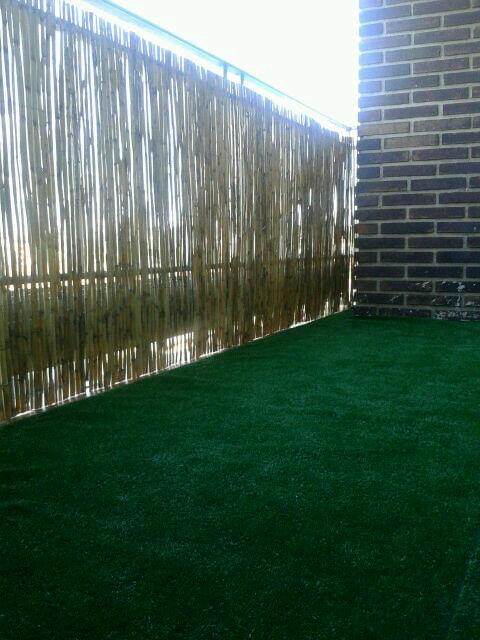 Antes y Después: Un balcón con césped y bambú : x4duros.com