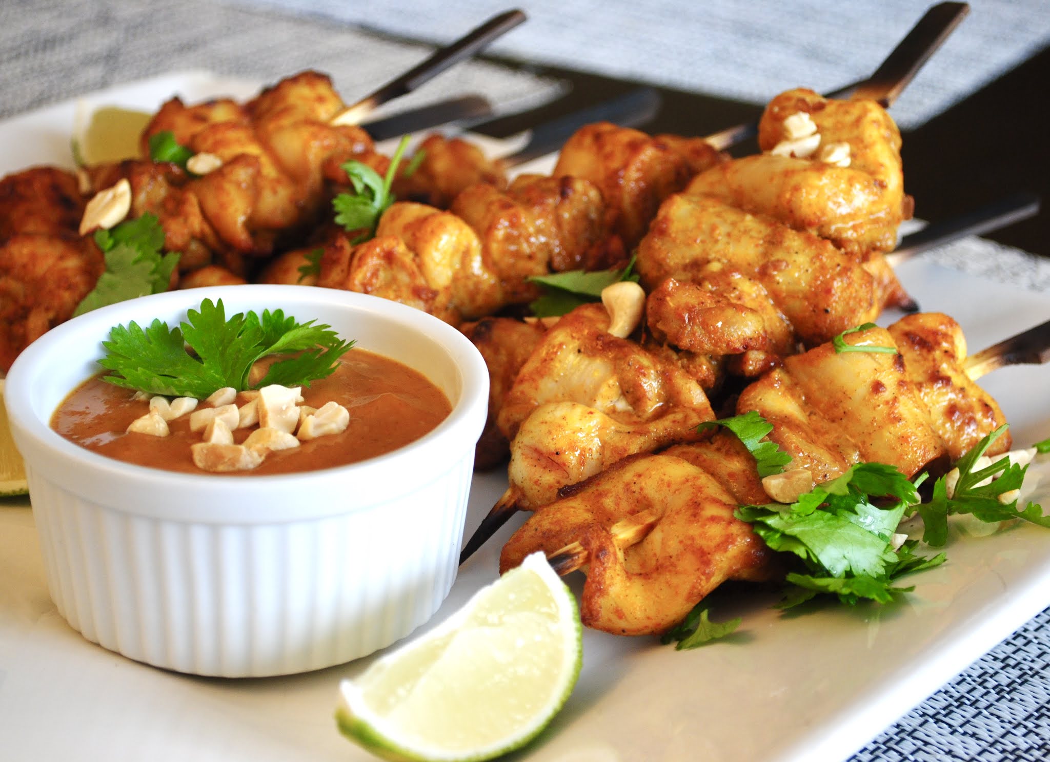 люля кебаб урюк. белый соус для шашлыка. якитори японские. мясо с кетчупом. соус для шашлыка из курицы.