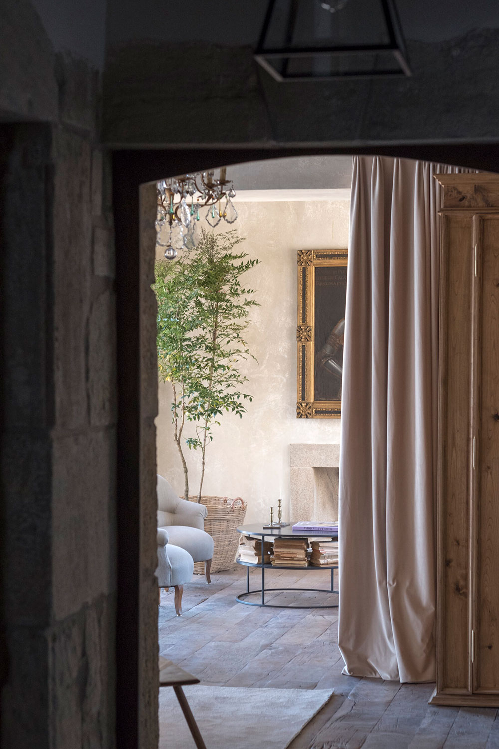 A chic Spanish mansion with a noble character by Studio Las Perelli