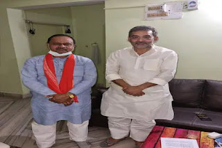 रिवॉल्वर से ठोंकने' वाले JDU विधायक और उपेंद्र कुशवाहा की मुलाकात, बिहार में सियासत तेज रिवॉल्वर से ठोंकने' वाले JDU विधायक और उपेंद्र कुशवाहा की मुलाकात, बिहार में सियासत तेज