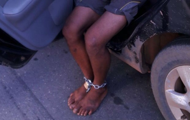 Moradores são presos pela polícia por acorrentarem ladrão