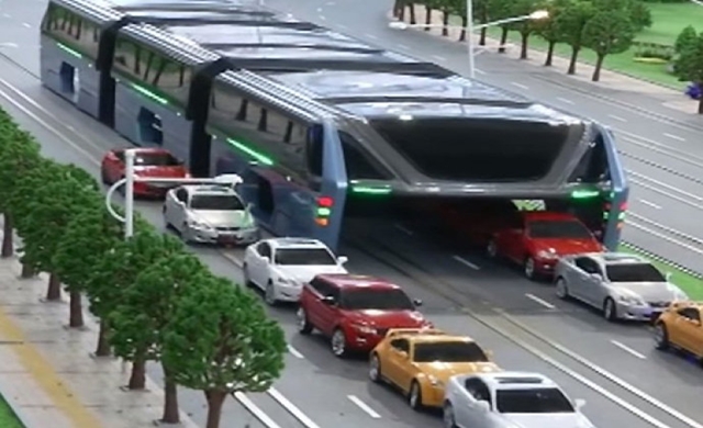 Chineses criam ônibus que cabe 1.200 pessoas e ‘passa por cima' de engarrafamentos Chineses criam ônibus que cabe 1.200 pessoas e ‘passa por cima' de engarrafamentos