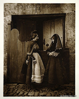 una foto de KURT HIELSCHER con dos mujeres de Candelario Salamanca