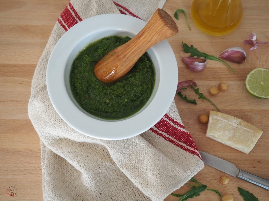 Pesto de rúcula y avellanas, con ajo, parmesano, lima y aceite de oliva.