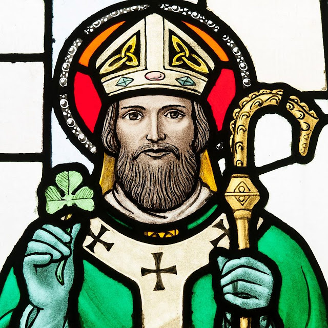 Святой Патрик  с трилистником как символом Святой Троицы в руке