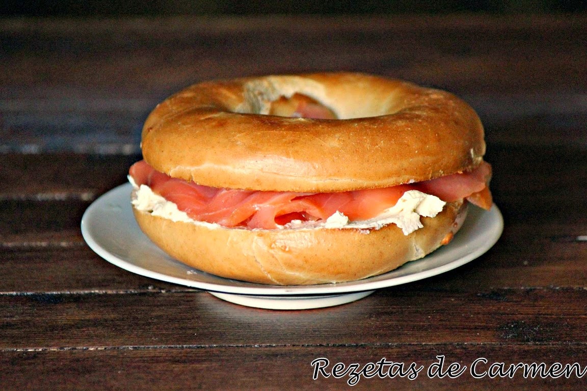 Bagel con salmón y queso crema
