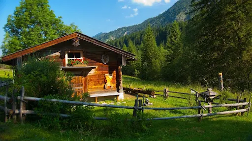 Beautiful Cabin with green fields and mountains  11