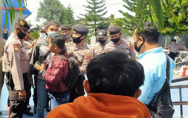 Seribu Aparat Jaga Kedatangan TKA China, Halau Wartawan Liput Seribu Aparat Jaga Kedatangan TKA China, Halau Wartawan Liput