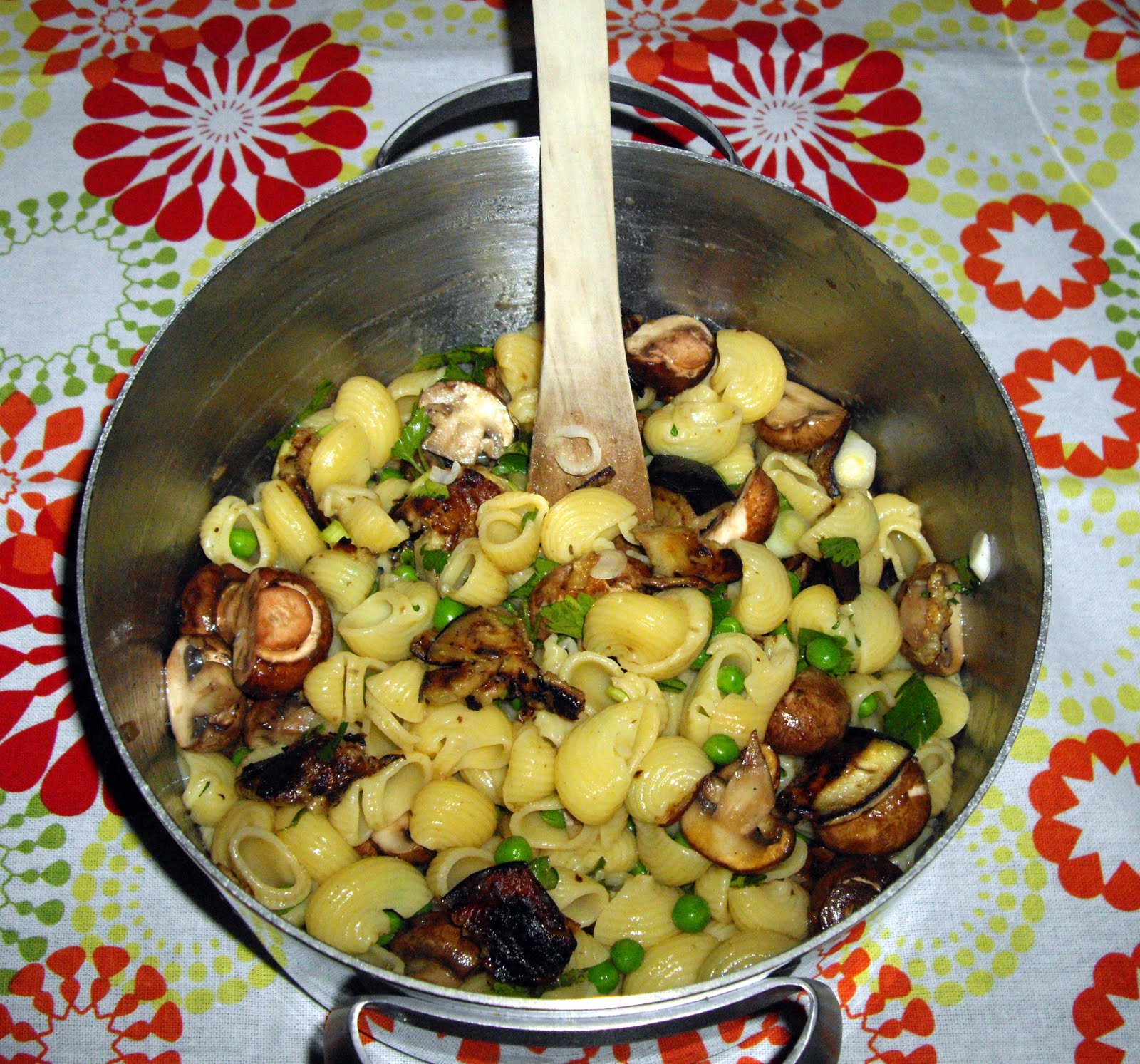 Sue's Vegetarian Food BROWN MUSHROOM AND PEA PASTA