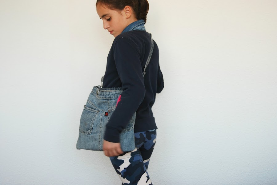 bolso hecho a partir de un vaquero viejos.