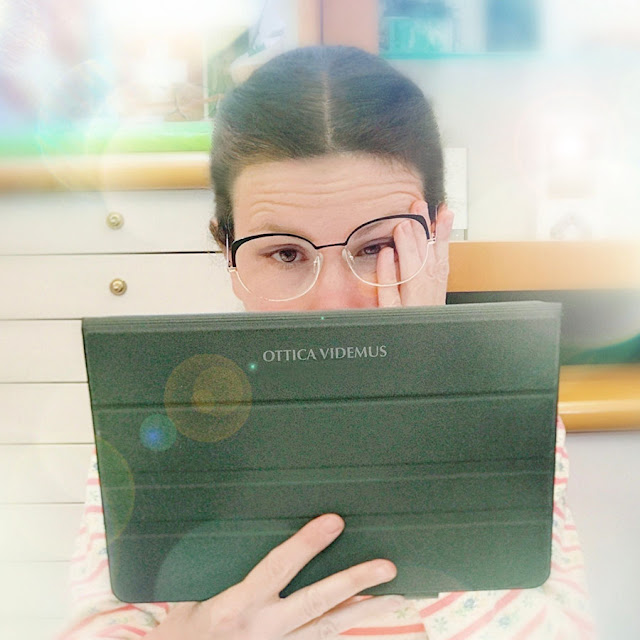 Donna con occhiali al computer