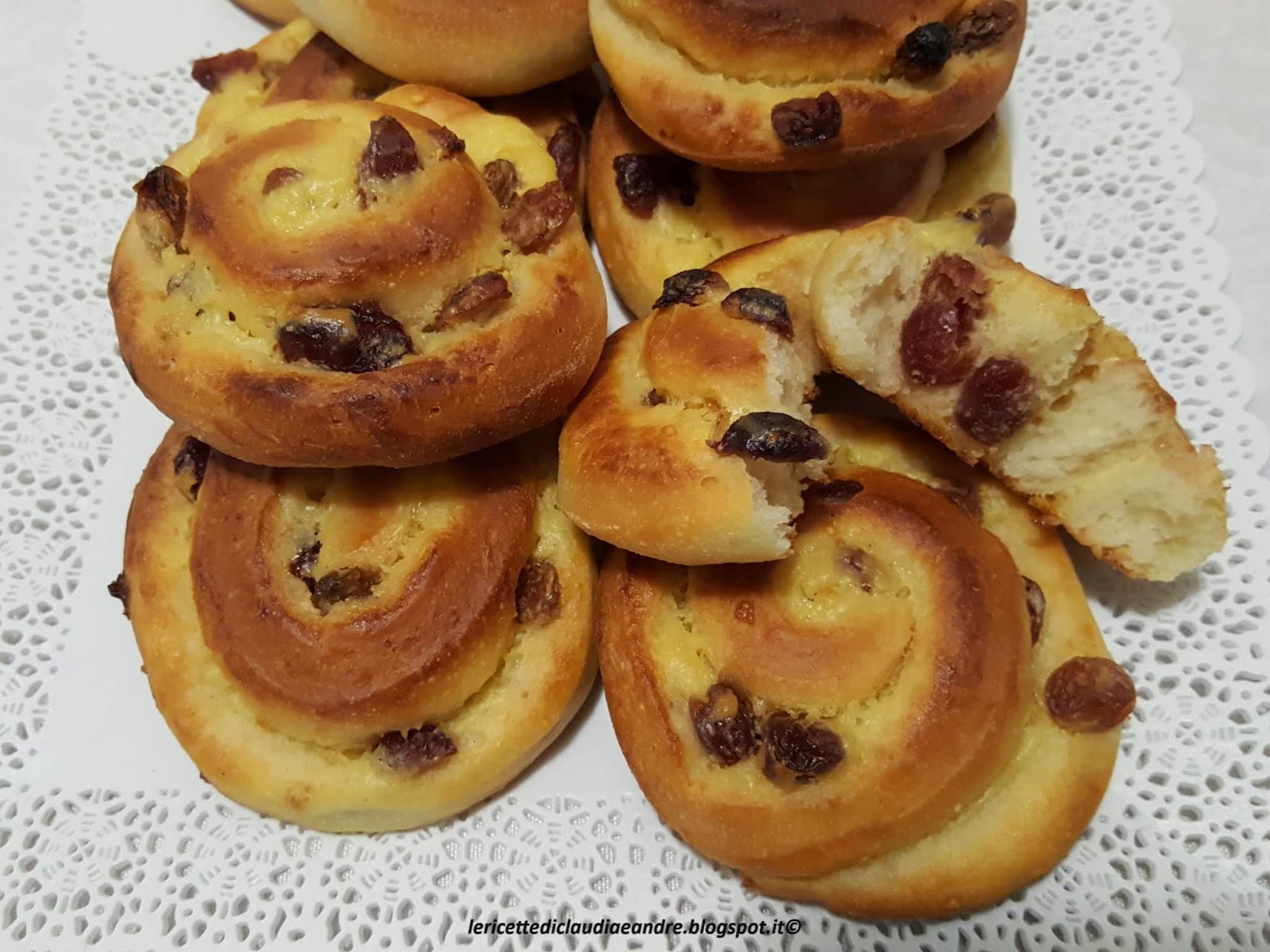 Girelle di pan brioche alla crema, uvetta e mirtilli rossi