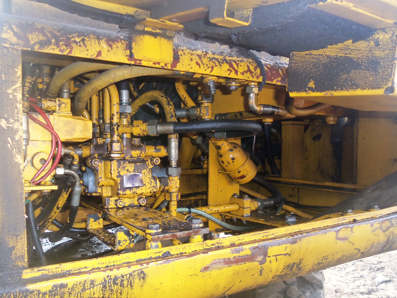 P & R Hydraulics Ltd Repairs Hydraulic repair on a Case Poclain 60PB excavator
