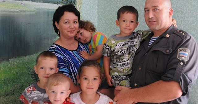 Полицейский спас от голода маленьких детей, а потом усыновил их…
