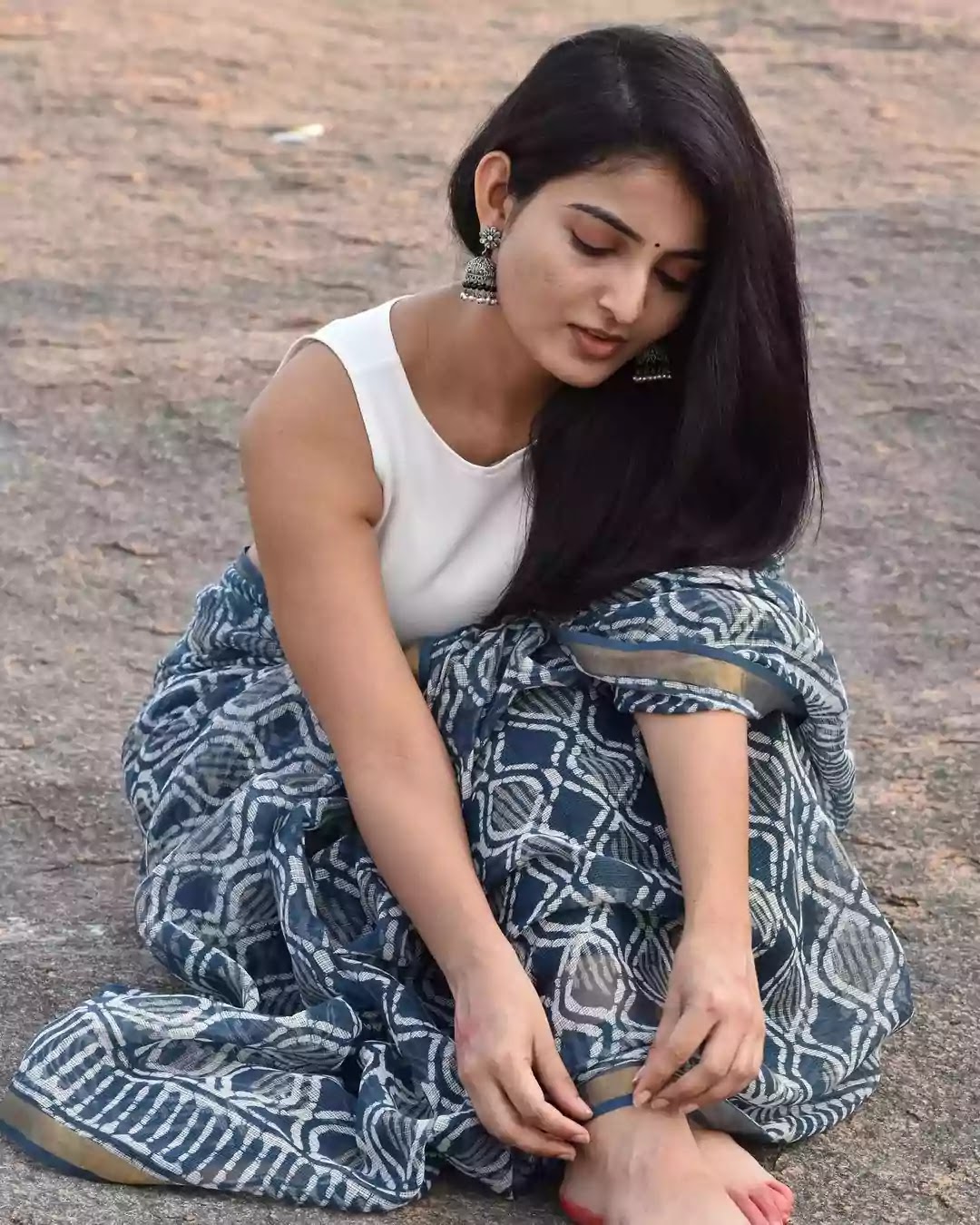ananya-nagalla-in-indigo-printed-saree ananya-nagalla-in-indigo-printed-saree