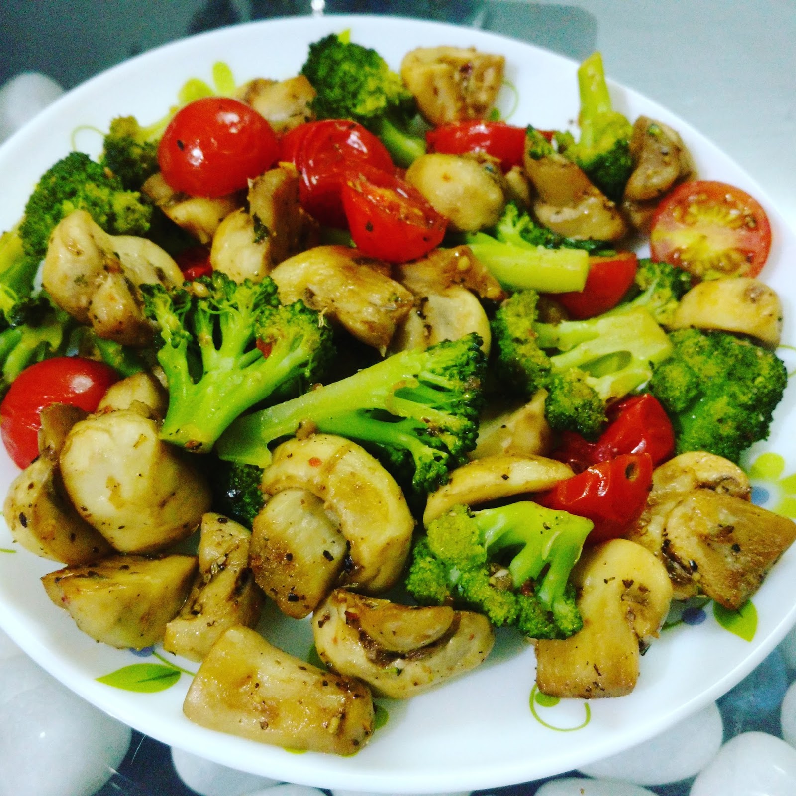 Mushroom and BroccoliQuick tossed Salad Whisper Trend