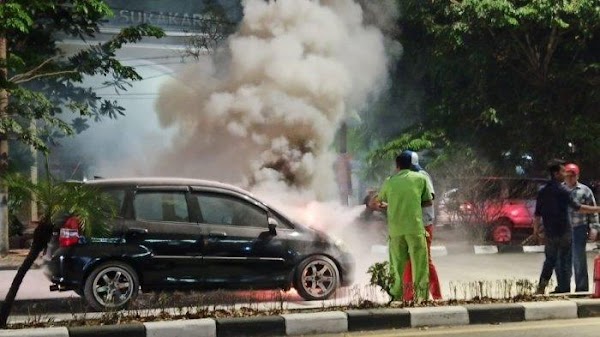 Mobil Honda Jazz Terbakar di Jalan Adi Sucipto Solo, Pengemudi Perempuan Pingsan