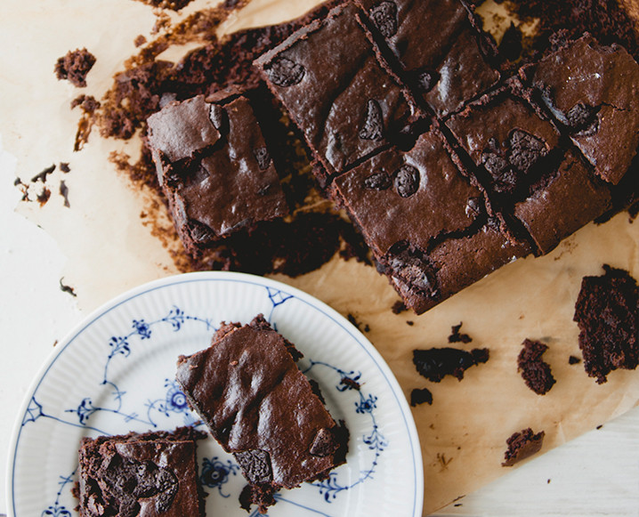 In the Kitchen | Two Chocolate Recipes to Try this Weekend: Cake & Brownies