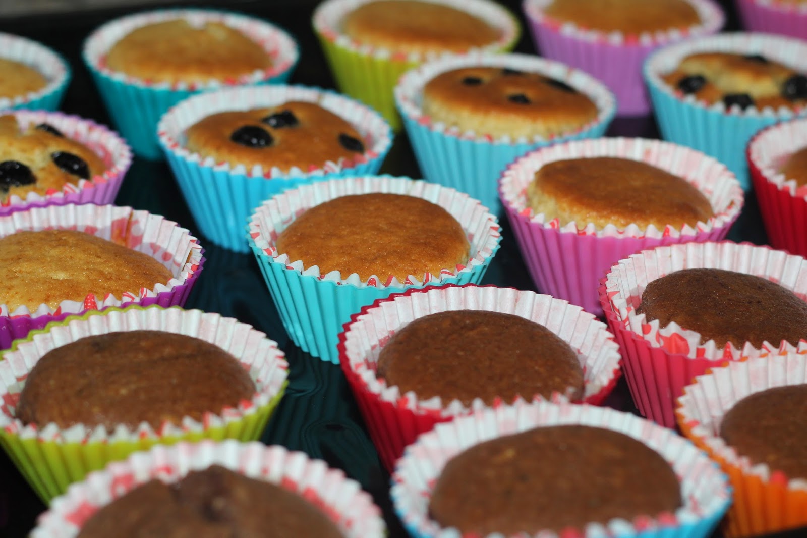 капкейк красный бархат cinnabon. смесь для маффинов монтемикс. капкейки. капкейки красный бархат с рафаэлло. кекс прикол.