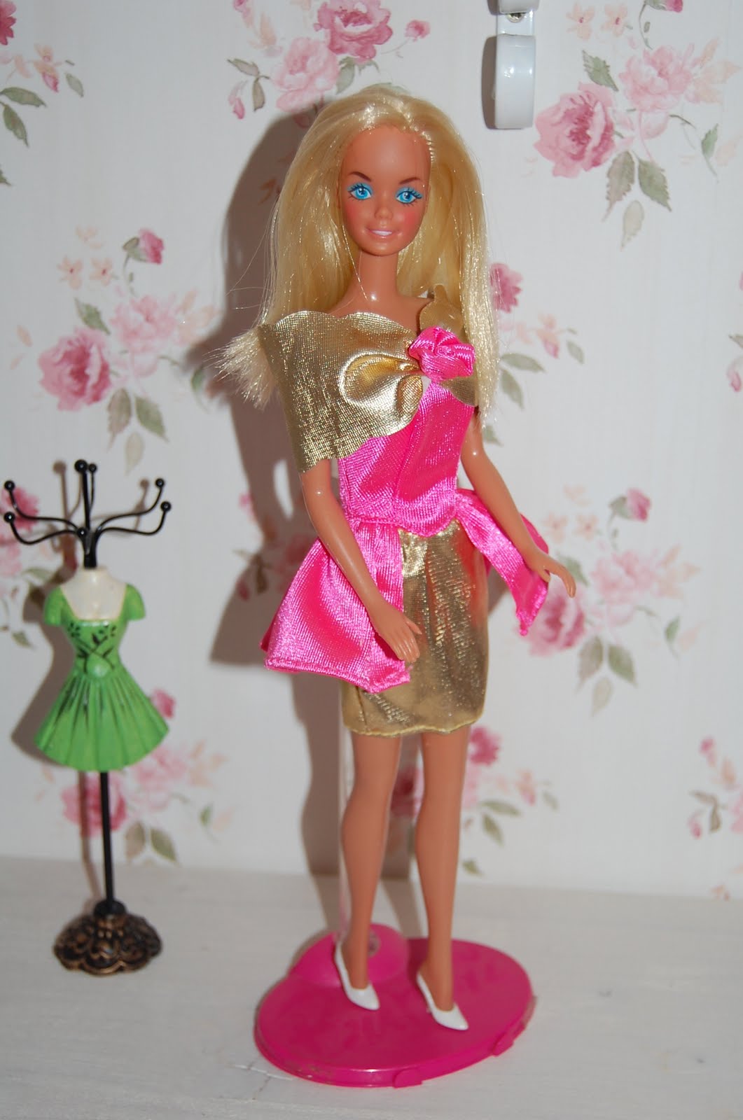 dolls collector club: Disco Barbie si noua ei rochita 80's