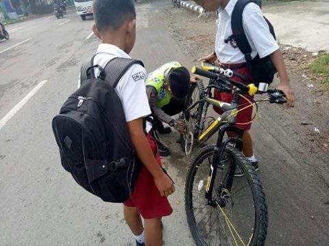 Ada yang Mendapat Pujian Lantaran Suka Membantu, Ada Juga Oknum Polisi yang Menangis Seperti Anak Kecil Ada yang Mendapat Pujian Lantaran Suka Membantu, Ada Juga Oknum Polisi yang Menangis Seperti Anak Kecil