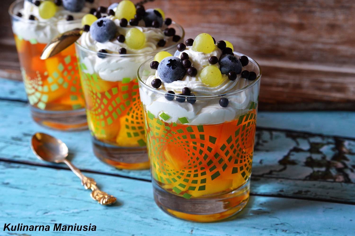 Szybki deser galaretka z owocami i bitą śmietaną