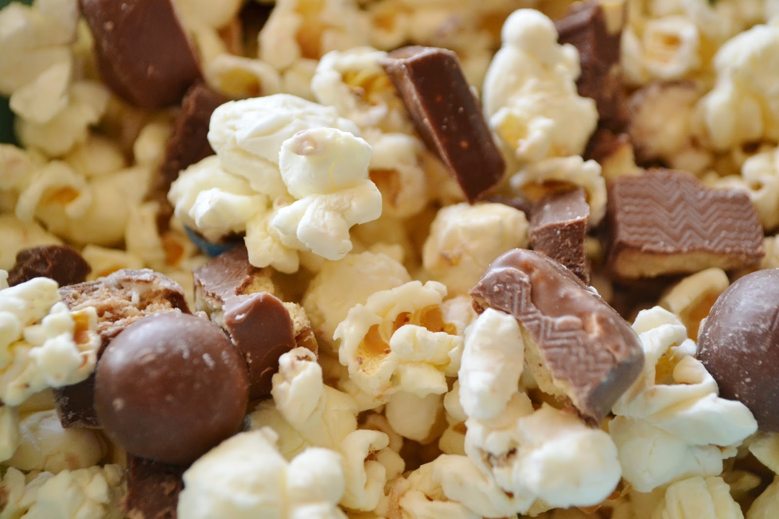 White chocolate popcorn with candy bars
