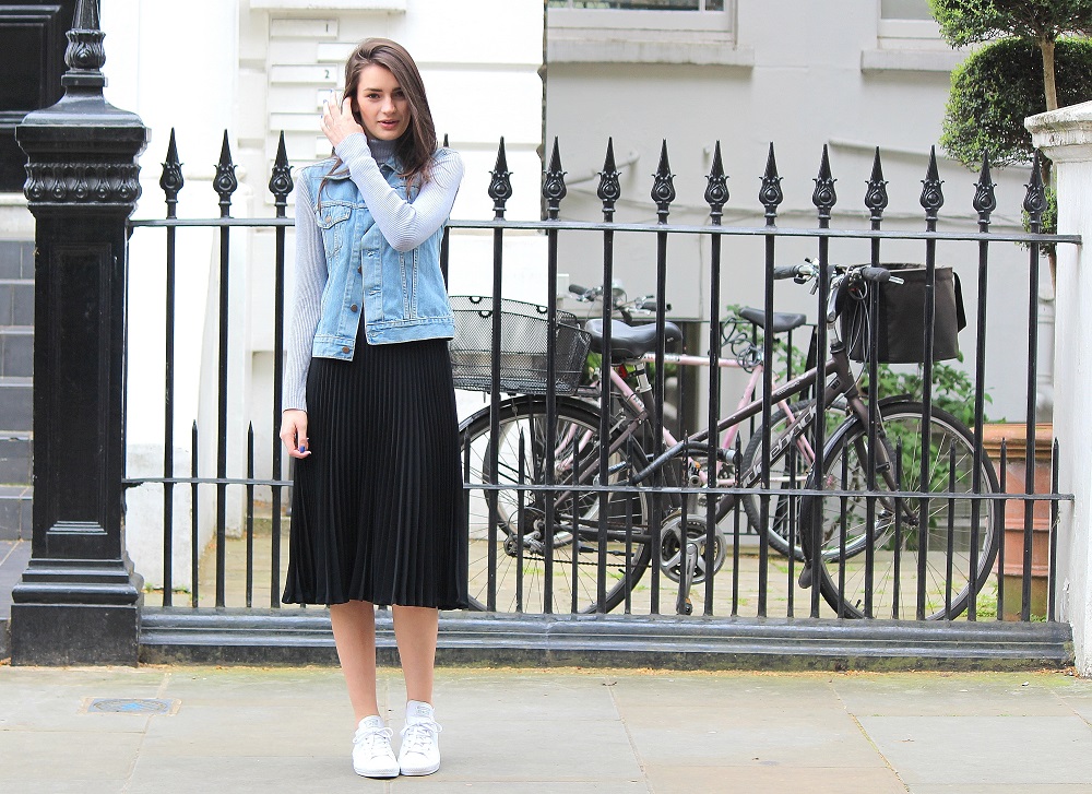 peexo fashion blogger wearing pleated midi skirt and roll neck top and denim vintage levis vest and converse in spring
