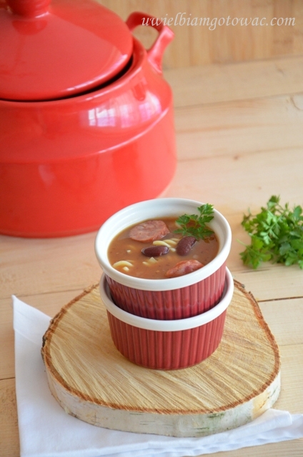 Pikantna zupa fasolowa z kiełbasą i makaronem