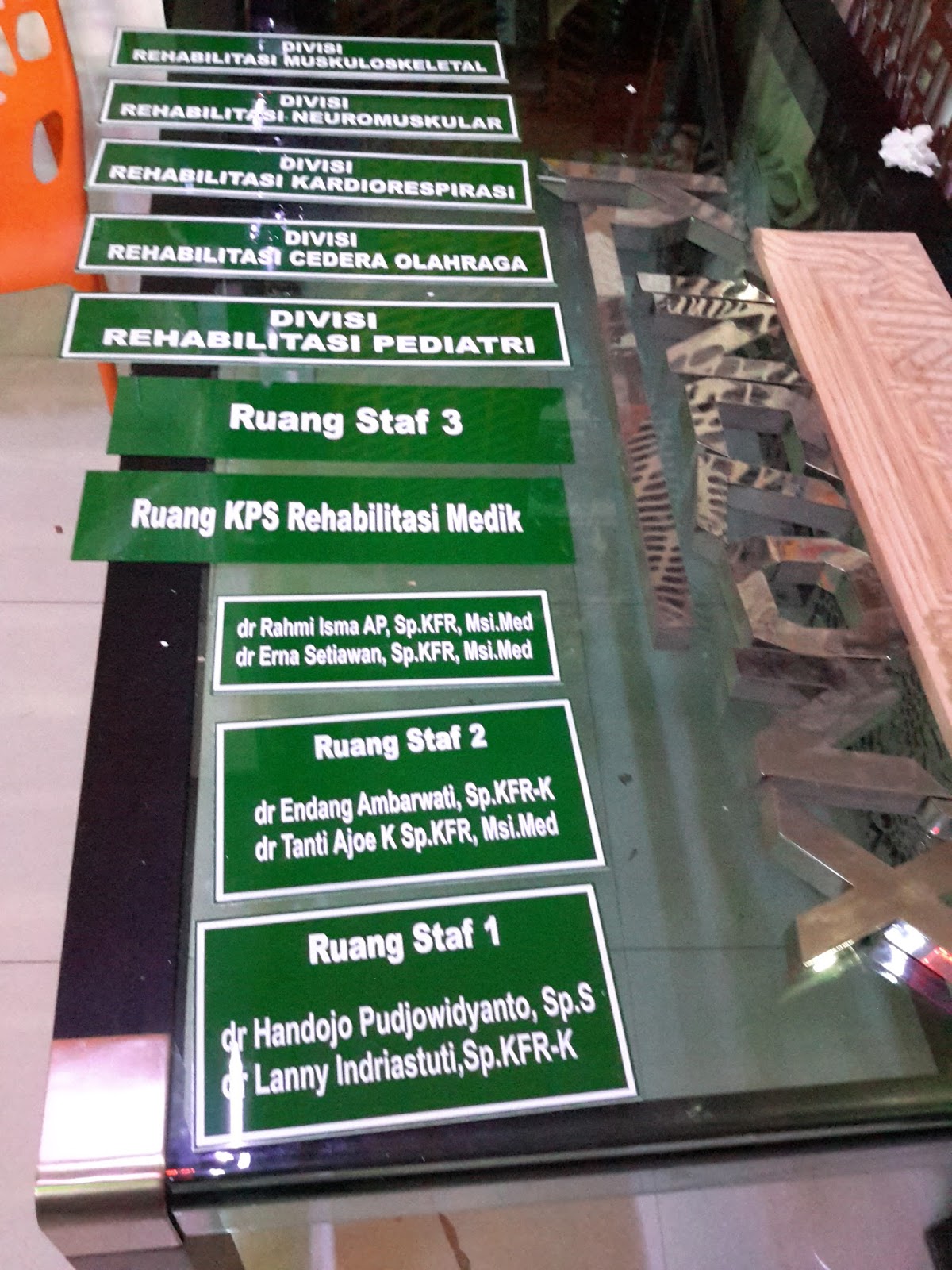 pusat jual SIGN ACRYLIC MURAH DI JAKARTA PUSAT PEMBUATAN SIGNAGE HARGA MURAH DI JAKARTA HUB