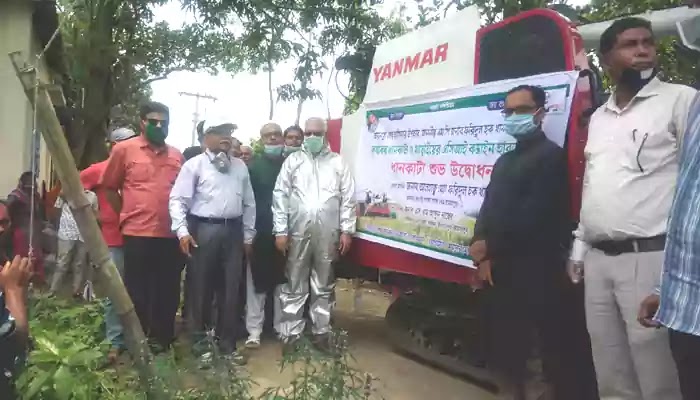 Islampur Combine Harvester Machine Paddy Cutting and Threshing Happy Inauguration ইসলামপুরে কম্বাইন হারভেস্টার মেশিনে ধানকাটা-মাড়াই শুভ উদ্বোধন