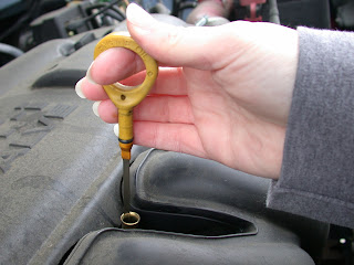 cara cek dipstick oli mobil yang mudah