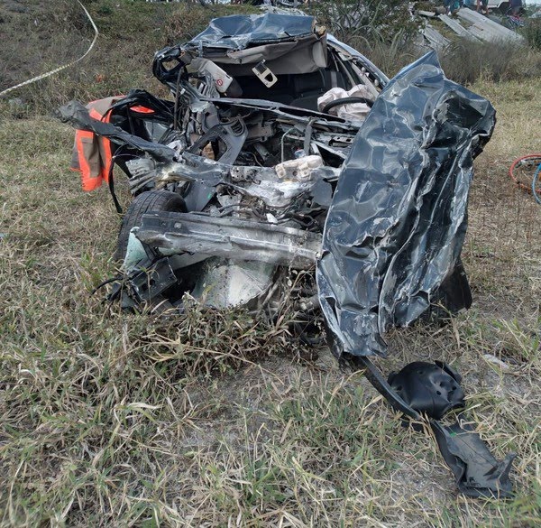 Casal e criança ficam feridos em colisão entre carro e carreta em Arcoverde