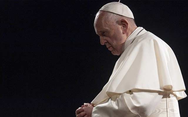 Papa se retrata após ter batido em fiel: 'Me desculpo pelo mau exemplo dado'