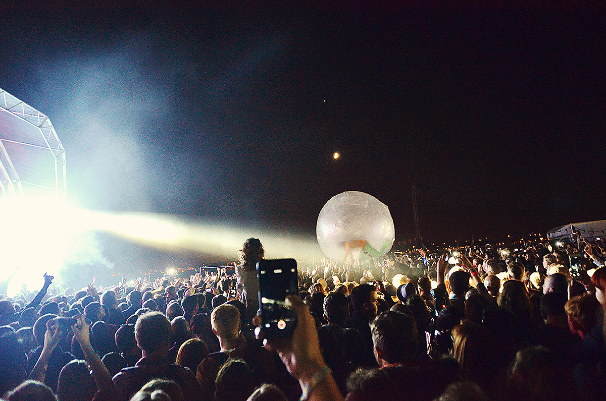 Egg on crowd The Flaming Lips Liverpool Sound City Main Stage