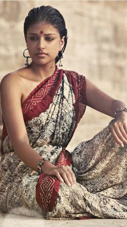 Dusky Indian Model Girl In Sari With No Blouse.