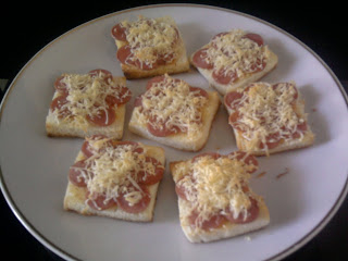 simple mom diary: resep praktis - membuat pizza roti