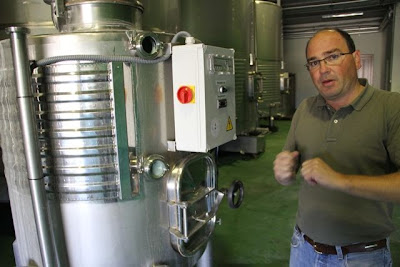 Rafael Comenge en las Bodegas junto al Fermentador diseñado por el grupo enotecUPM y Bodegas Comenge. Blog Esteban Capdevila Rafael Comenge en las Bodegas junto al Fermentador diseñado por el grupo enotecUPM y Bodegas Comenge. Blog Esteban Capdevila