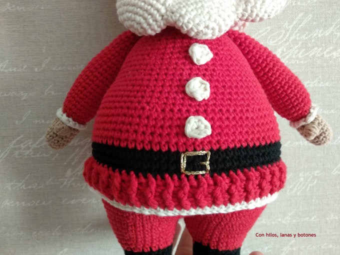 Con hilos, lanas y botones: Papá Noel amigurumi (patrón Cucapuntoes)
