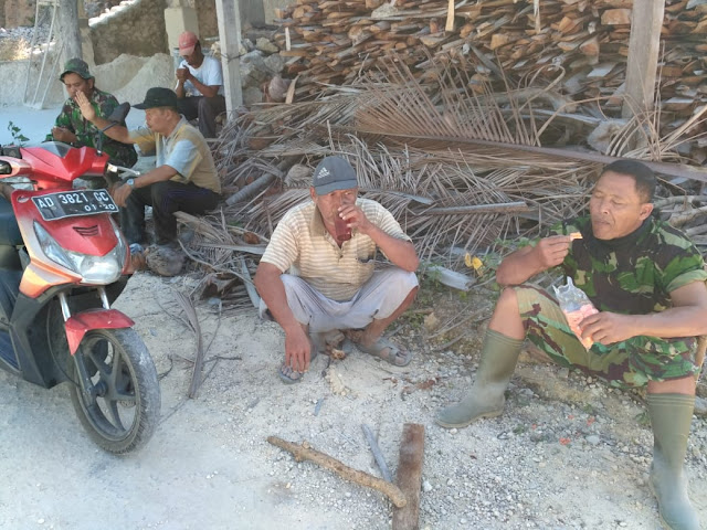 Satgas TMMD Reg 105 Hilangkan Lelah Dan Dahaga dengan Bercanda Bersama Warga