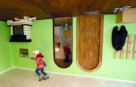 منزل مقلوب يدع زواره يسيرون على سقفه!