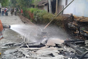 Tim Damkar  Padamkan Kebakaran Rumah Warga Mlawang