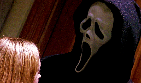«Крик» (Scream 1996, Режиссер Уэс Крэйвен). Крик 1996 призрачное лицо. Нападения крика