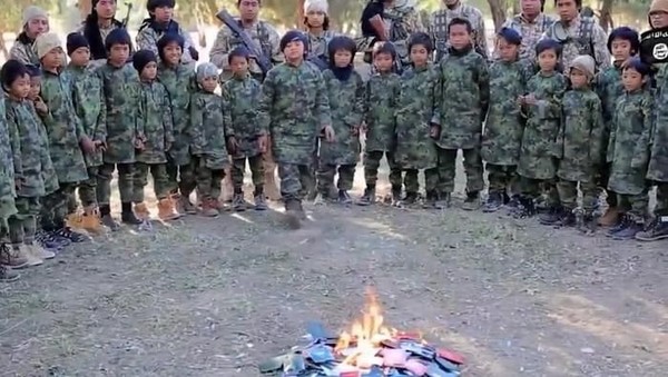 Mengingat Video Anak-anak ISIS Bakar Paspor Hijau Mengingat Video Anak-anak ISIS Bakar Paspor Hijau