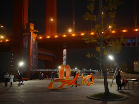 People near the Yingwuzhou Yangtze River Bridge (鹦鹉洲长江大桥) at night