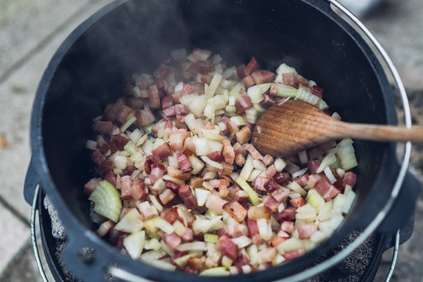 Outdoor Kitchen 10 Erbseneintopf aus dem Dutch Oven