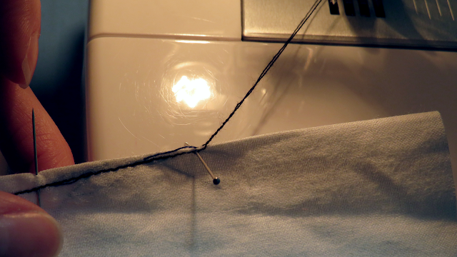 Costura de pinza terminada en la punta dejando hilo de sobra