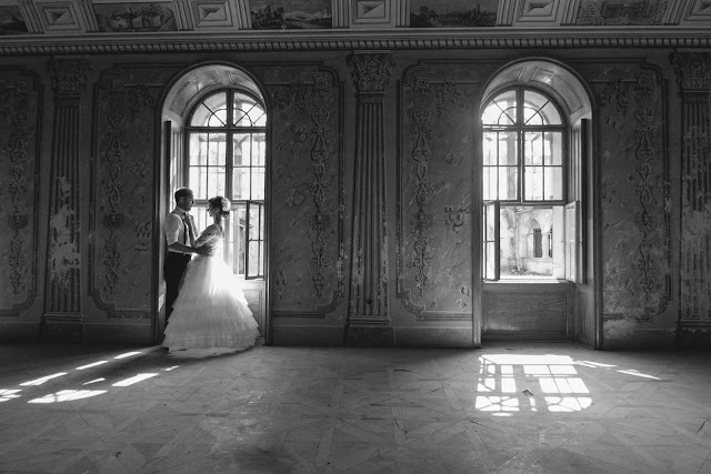 10 vecí prečo byť svadobným fotografom - Nevesta so ženíchom pri okne.