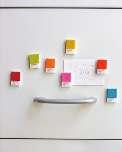 13. Magnet kulkas terbuat dari kartu warna cat.